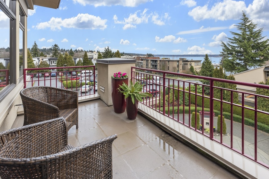 Ban công thông thoáng, view đẹp và không bị chắn